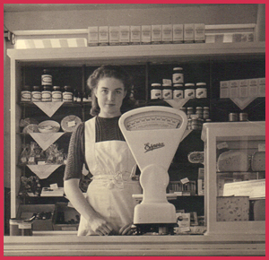 Christel Klaus im Milchladen, 1950er Jahre